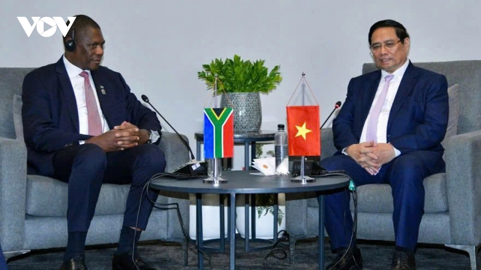 PM Pham Minh Chinh meets South African Deputy President